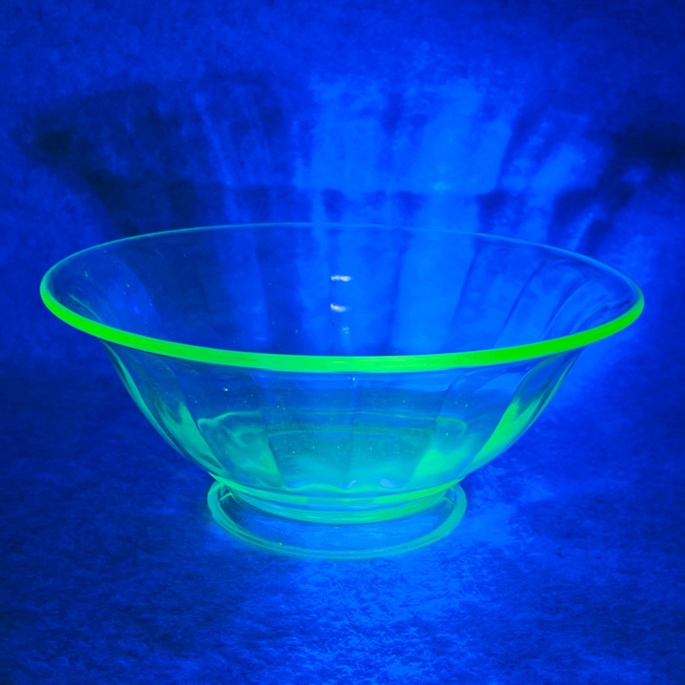 Vintage Depression Glass Bowl Uranium Vaseline Green Glow Footed Unmarked‎